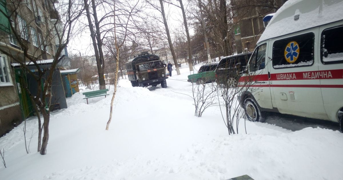 Під Дніпром у снігу застрягла швидка з породіллею