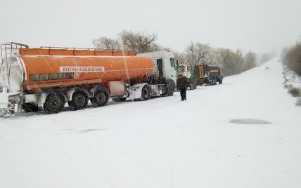 До Києва через снігопад та хуртовину заборонили в’їзд великогабаритного транспорту