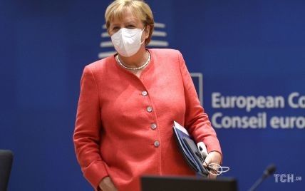 В коралловом жакете и новом ожерелье: яркая Ангела Меркель приехала на саммит ЕС