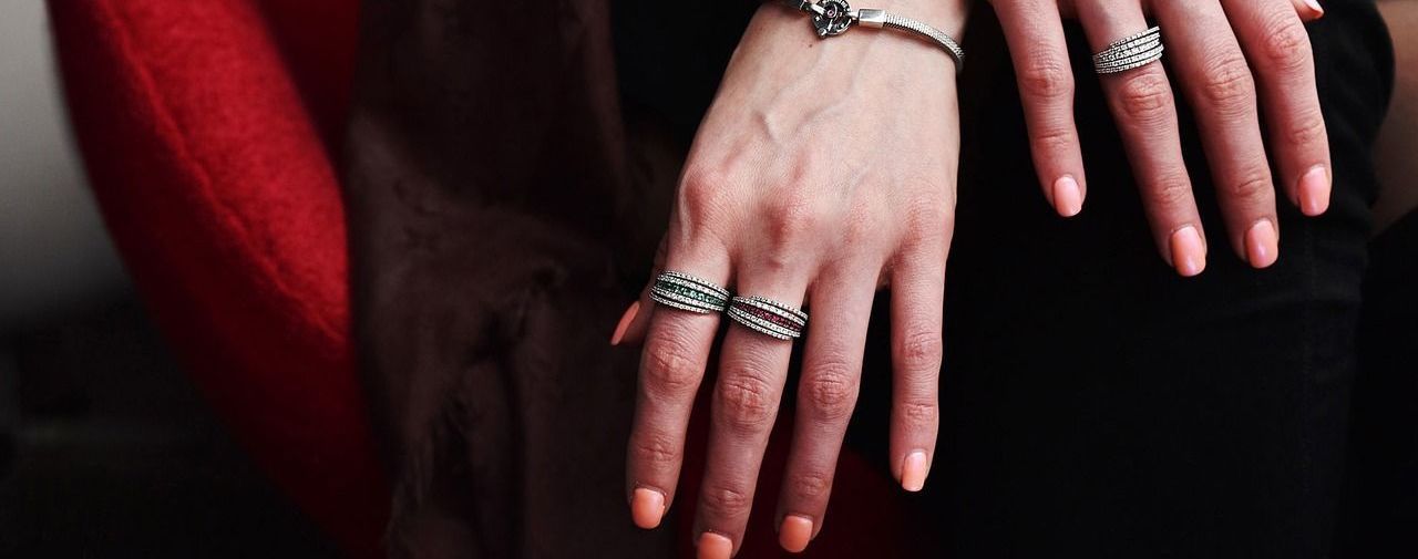 В Киеве спасатели снимали кольцо с пальца молодой женщины