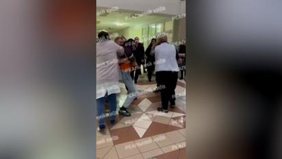 У лікарні Києва люди у формі схопили хлопця (відео)