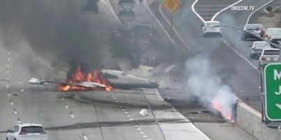 Авиакатастрофа в США: самолет во время падения на трассу задел авто