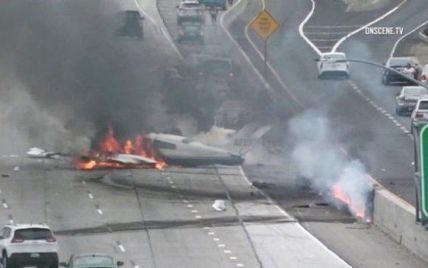 Авиакатастрофа в США: самолет во время падения на трассу задел авто