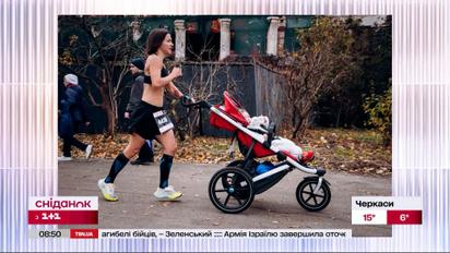 Пробігла понад 42 кілометри з дитиною у візку: історія киянки Вікторії Співаковської