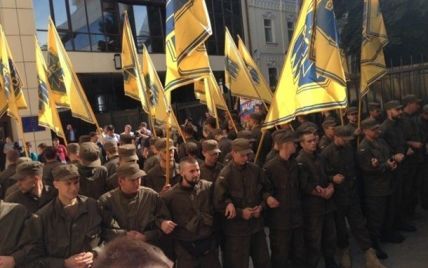 Бойцы "Азова" заблокировали здание Государственной фискальной службы