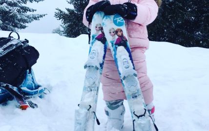 Уже катается на лыжах: княгиня Шарлин запечатлела 3-летнюю дочь на горнолыжном спуске 