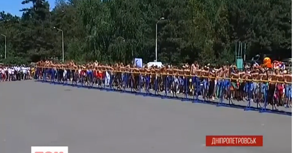 Рекорд одновременного отжима зафиксировали в Днепропетровске