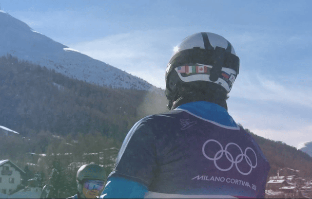 Роланд Фішналлер з російським прапором на шоломі / скриншот