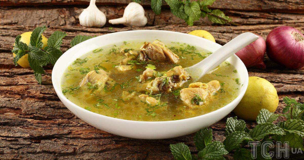 Легкий курячий суп з квасолею та зеленню