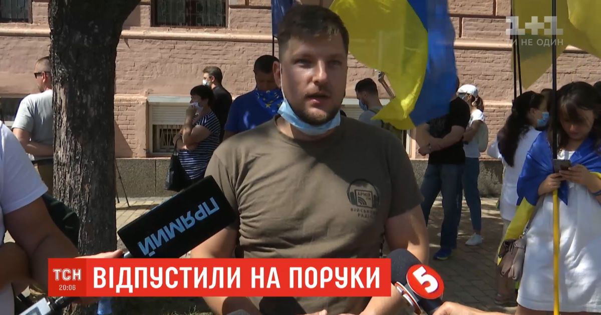Суд отпустил на поруки бывшего военного, который якобы облил зеленкой нардепа Волошина