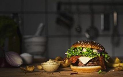 В Швеции фанаты фастфуда выстраиваются в очереди за "люксовым" гамбургером от McDonald's