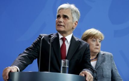 Германия и Австрия требуют созвать внеочередной саммит из-за беженцев