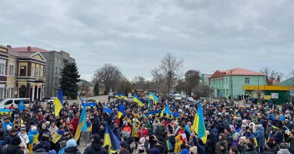 "НАТО, закрий небо": у Генічеську тисячі людей на мітингу вимагають безпольотної зони в Україні