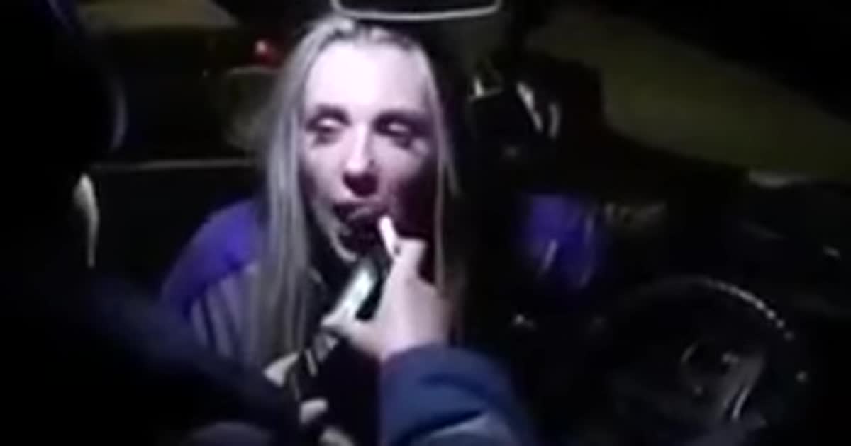 У Росії зняли п'яну хтиву водійку, яка дула у "драгер" з язичком. Відео