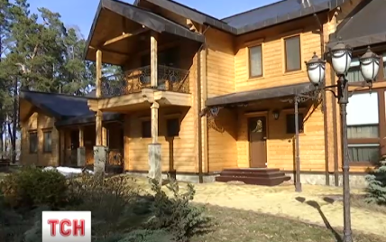 Под Киевом разграбили роскошный дом Януковича