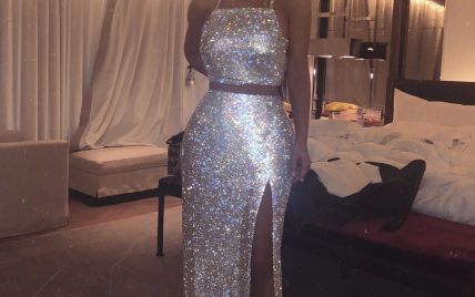 Блестящий образ: Ким Кардашьян в платье Versace позировала в собственной спальне