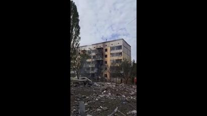 В Новой Каховке прогремели взрывы: россияне сбросили на жилые квартиры авиабомбу 