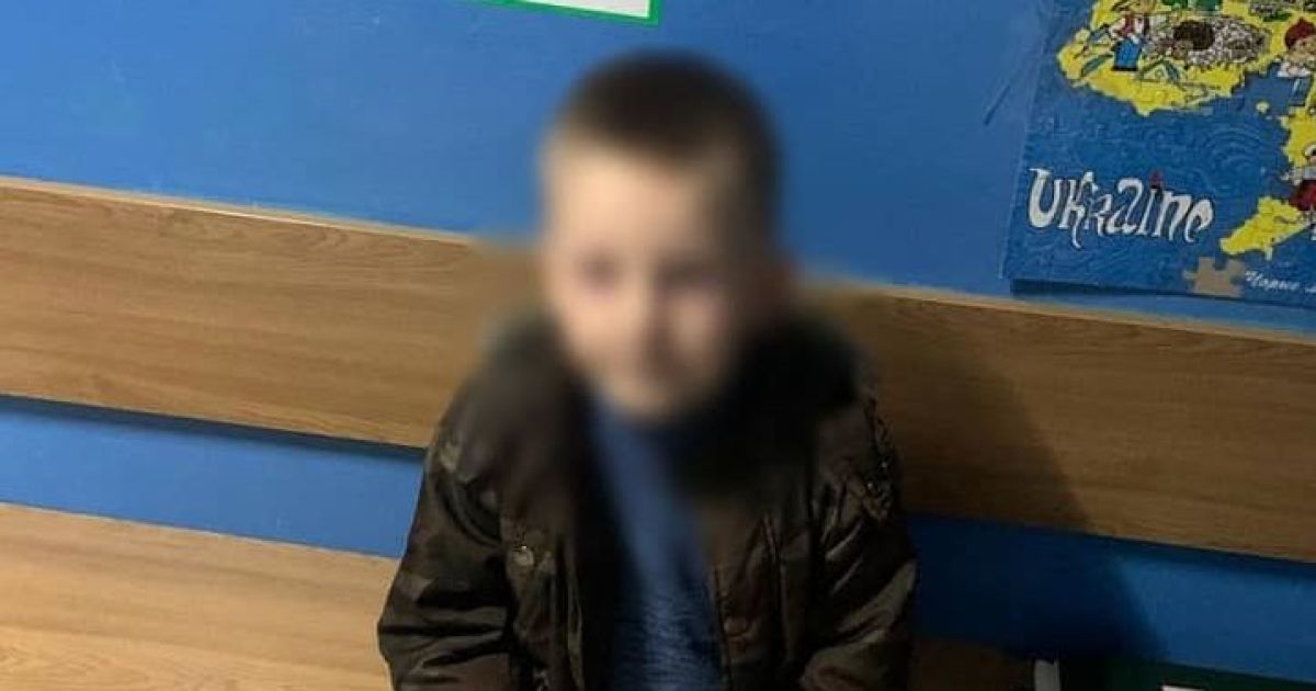 Во Львове посреди улицы нашли 4-летнего мальчика: его мать спала на земле