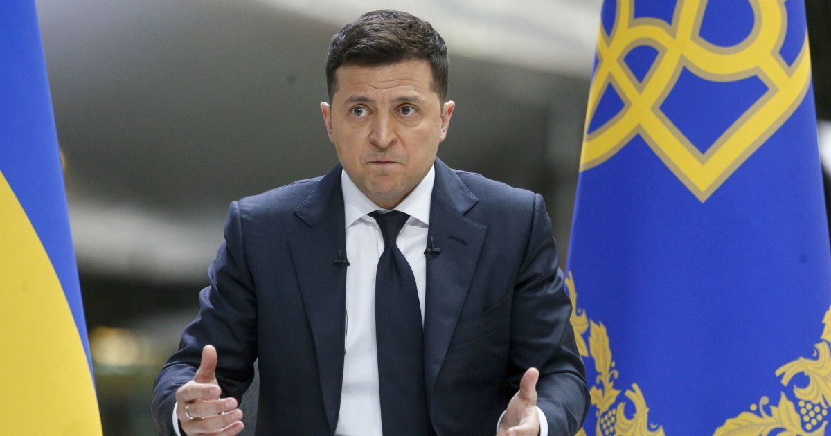Зеленский прокомментировал ситуацию на Востоке: "Когда Россия говорит, что защищает собственные границы – это очень опасно"