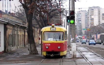 Из-за дефицита электроэнергии в Киеве временно перестали работать трамваи и фуникулер