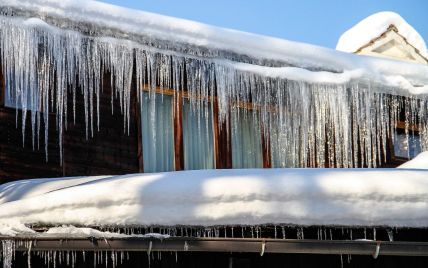Во Львове снежный ком с крыши разбил автомобиль (видео)