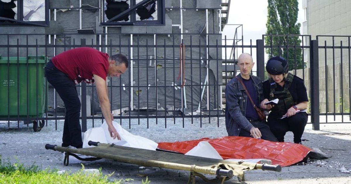 Батько читає молитву біля вбитого росіянами 13-річного сина