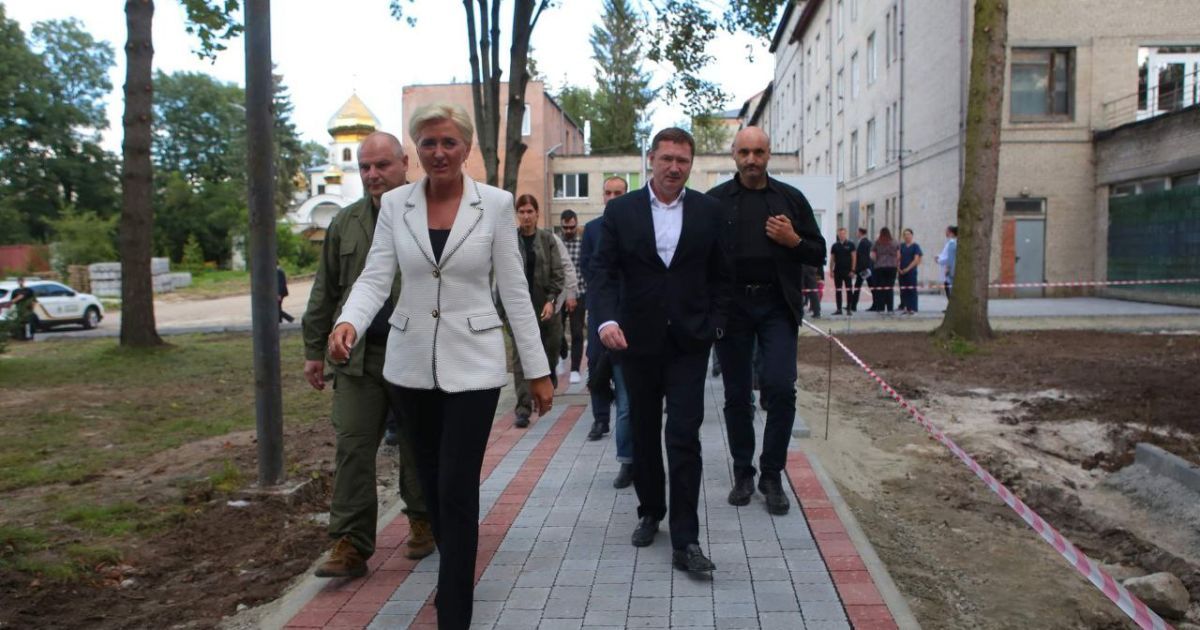 До Львова приїхала перша леді Польщі: вона відвідала лікарню та передала сучасний МРТ-апарат (фото)