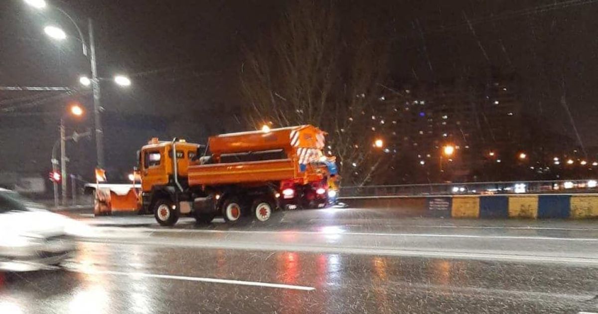 В Киеве пошел снег. Синоптики прогнозируют дальнейшие осадки, а коммунальщики отчитываются о чистке