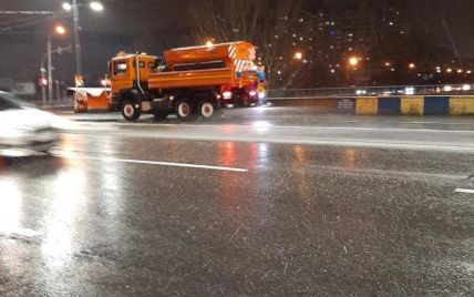 У Києві пішов сніг. Синоптики прогнозують подальші опади, а комунальники звітують про чищення