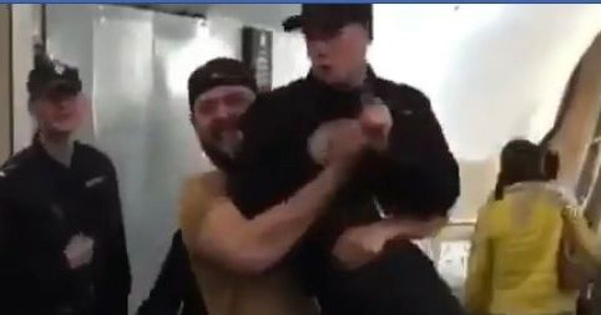 В Москве парень в шутку поднял росгвардейца и пронес несколько метров. СК возбудил уголовное дело