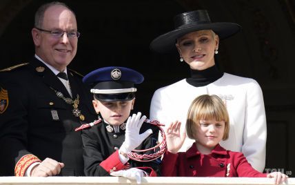 В белом пальто и шляпе: княгиня Шарлин с мужем и детьми на праздновании Национального дня