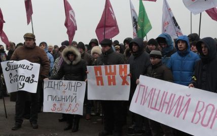 В Киеве активисты требуют отставки руководителя "Ощадбанка"
