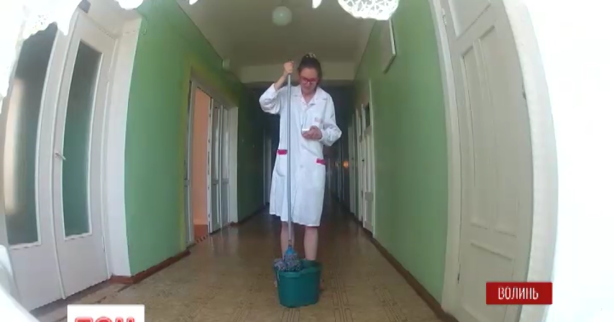 Юлия Дячук моет пол в больнице