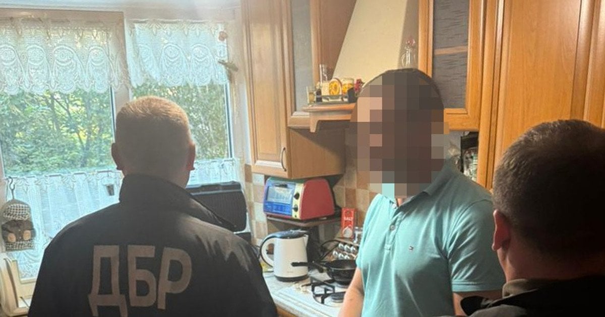 Порно жігіт ұйықтап жатқан қызды оятады