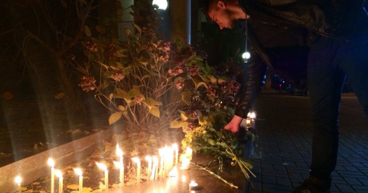 Киевляне приносят цветы к посольству Франции