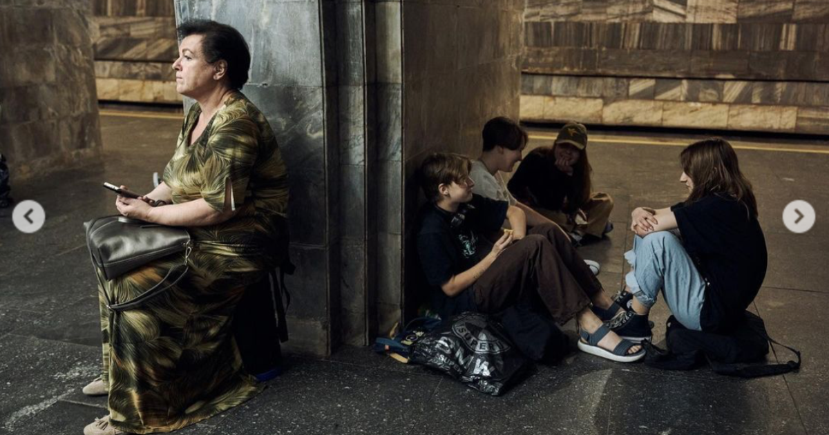 Как украинцы пережидали российскую атаку по Киеву в метро, сняли на фото/Фото: Константин и Влада Либеровы