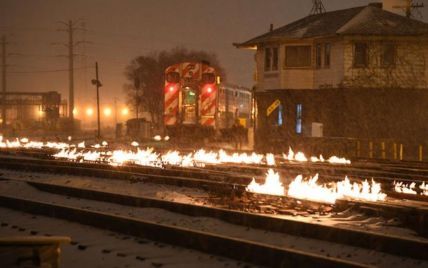 Потяги прямують крізь полум'я: у Чикаго зафільмували цікавий спосіб відігріти рейки на залізниці