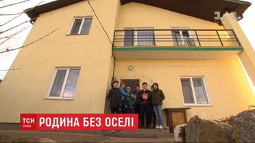 Семье переселенцев из 8 усыновленными детьми отказали в собственности на дом, возведенный средствами ЕС