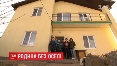 Семье переселенцев из 8 усыновленными детьми отказали в собственности на дом, возведенный средствами ЕС