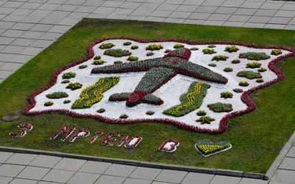 В Киеве создали цветник, посвященный самолету "Мрія" (фото)