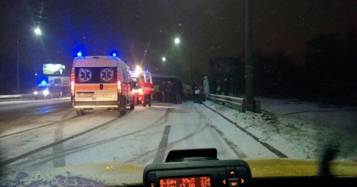 В Запорожье в результате столкновения легковушки и маршрутки погиб ребенок