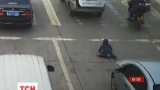 У Китаї дитина випала з багажника автомобіля