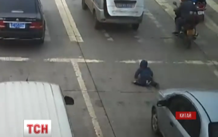 У Китаї малюк випав під колеса машини через багажник, але лишився живим