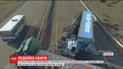 Под Киевом грузовик с молоком врезался в фуру с яблоками