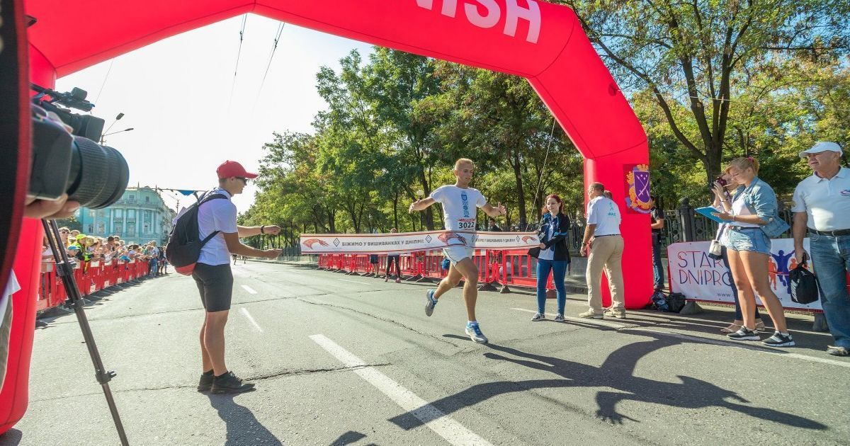 Забіг у вишиканках у Дніпрі / © УНІАН