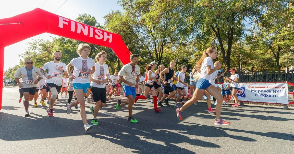 Забіг у вишиканках у Дніпрі / © УНІАН