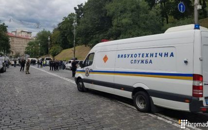 Взрыв на Грушевского: злоумышленники пытались подорвать грузовик с военными – Луценко
