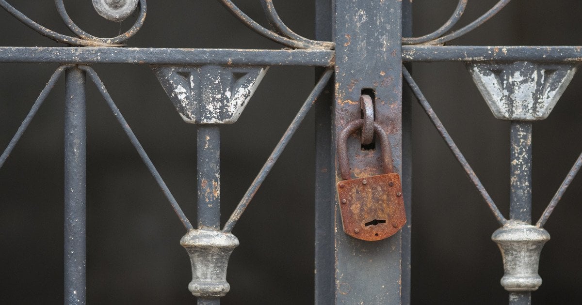 Як захистити металевий паркан від корозії