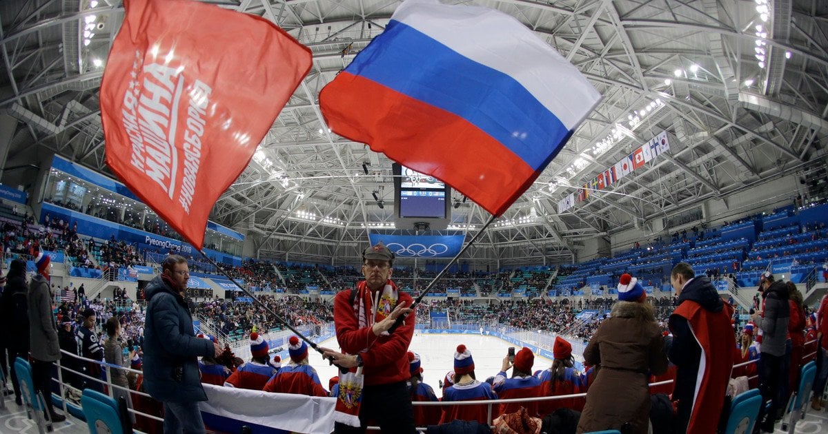 Російський прапор на льодовій арені
