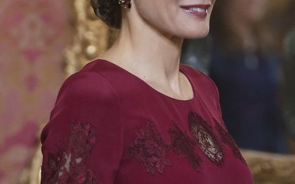 В платье цвета бордо: королева Летиция на приеме в Королевском дворце